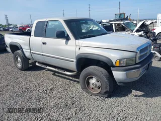 2000 Dodge 1500 z VIN 3B7HF13ZXYG125659, wystawiony jako IAAI lot #42476456 z przebiegiem 143 778 mil mil oraz . Historia ofert i sprzedaży dostępna na DreamBid. Obrazek 1.