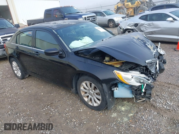 2014 Chrysler 200 Touring z VIN 1C3CCBBG1EN106224, wystawiony jako IAAI lot #41866087 z przebiegiem 141 635 mil mil oraz . Historia ofert i sprzedaży dostępna na DreamBid. Obrazek 1.