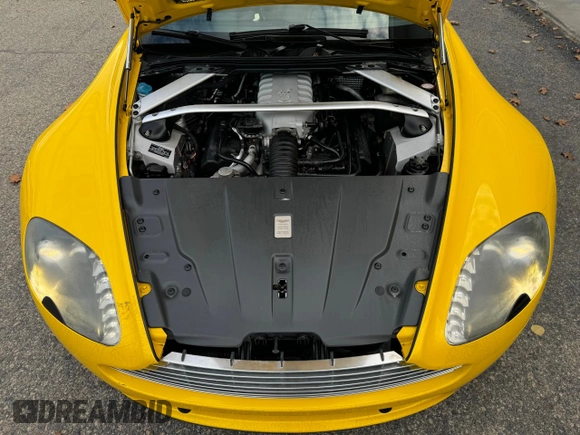 2009 Aston Martin Vantage z VIN SCFBF04C39GD12589, wystawiony jako Copart lot #79923024 z przebiegiem 50 303 mil mil oraz Czysty tytuł • Clean title. Historia ofert i sprzedaży dostępna na DreamBid. Obrazek 7.