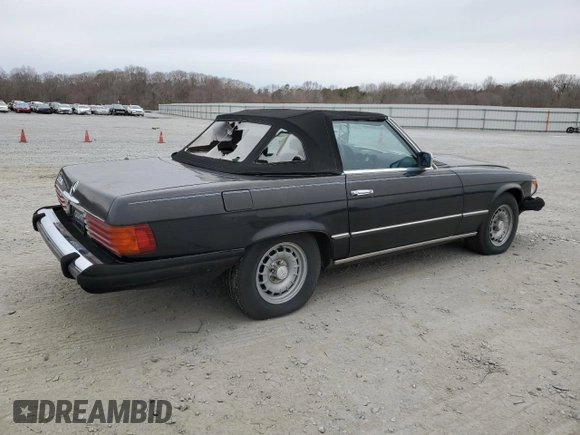 1985 Mercedes-Benz 380 z VIN WDBBA45C3FA030353, wystawiony jako Copart lot #48373455 z przebiegiem 97 471 mil mil oraz Nie do naprawy • Non repairable. Historia ofert i sprzedaży dostępna na DreamBid. Obrazek 3.