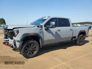 2025 GMC Sierra 2500HD AT4 z VIN 1GT4UPEYXSF189298, wystawiony jako Copart lot #52287765 z przebiegiem 7 661 mil mil oraz Szkoda całkowita • Salvage title. Historia ofert i sprzedaży dostępna na DreamBid. Obrazek 1.