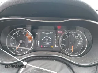 2019 Jeep Cherokee Latitude Plus z VIN 1C4PJLLN6KD326921, wystawiony jako IAAI lot #42442460 z przebiegiem 71 516 mil mil oraz . Historia ofert i sprzedaży dostępna na DreamBid. Obrazek 7.