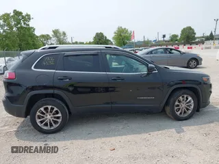 2019 Jeep Cherokee Latitude z VIN 1C4PJLCB2KD114541, wystawiony jako IAAI lot #42399685 z przebiegiem 174 052 mil mil oraz . Historia ofert i sprzedaży dostępna na DreamBid. Obrazek 13.