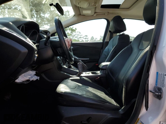 2014 Ford Focus Titanium z VIN 1FADP3N27EL161613, wystawiony jako Copart lot #56166805 z przebiegiem 140 336 mil mil oraz Szkoda całkowita • Salvage title. Historia ofert i sprzedaży dostępna na DreamBid. Obrazek 7.