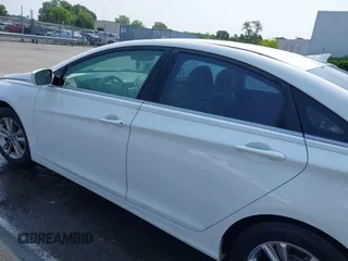 2013 Hyundai Sonata GLS z VIN 5NPEB4AC0DH566586, wystawiony jako IAAI lot #42329993 z przebiegiem 118 089 mil mil oraz . Historia ofert i sprzedaży dostępna na DreamBid. Obrazek 14.