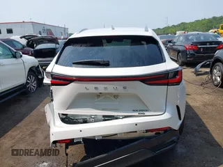 2024 Lexus NX 350h Premium z VIN 2T2GKCEZ2RC020010, wystawiony jako IAAI lot #42469214 z przebiegiem 10 505 mil mil oraz . Historia ofert i sprzedaży dostępna na DreamBid. Obrazek 16.