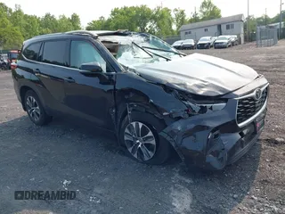 2022 Toyota Highlander XLE with VIN 5TDGZRBH0NS218066, listed as a IAAI auction lot 42461816 with 61,789 mi miles and . Bid and sale history available at DreamBid. Image 1.