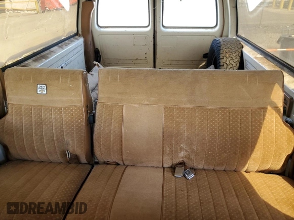 1989 Chevrolet Suburban z VIN 1GNGR26N6KF150544, wystawiony jako Copart lot #50469335 z przebiegiem 21 480 mil mil oraz Czysty tytuł • Clean title. Historia ofert i sprzedaży dostępna na DreamBid. Obrazek 10.