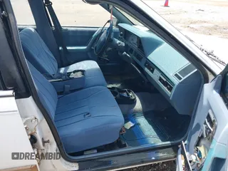1996 Oldsmobile Cutlass Ciera 1SA VX5 z VIN 1G3AJ55MXT6302925, wystawiony jako IAAI lot #42310514 z przebiegiem 130 963 mil mil oraz . Historia ofert i sprzedaży dostępna na DreamBid. Obrazek 5.