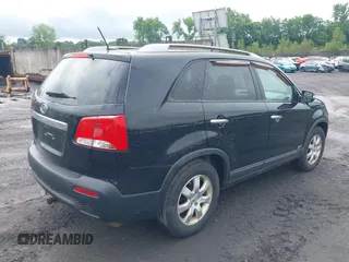 2013 Kia Sorento LX z VIN 5XYKTDA20DG420283, wystawiony jako IAAI lot #42528439 z przebiegiem 140 891 mil mil oraz . Historia ofert i sprzedaży dostępna na DreamBid. Obrazek 4.