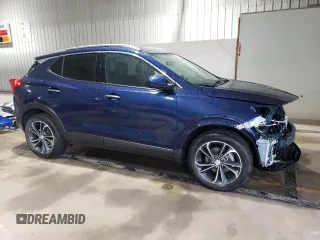 2022 Buick Encore GX Essence z VIN KL4MMFSL6NB106457, wystawiony jako Copart lot #57597985 z przebiegiem 48 601 mil mil oraz Szkoda całkowita • Salvage title. Historia ofert i sprzedaży dostępna na DreamBid. Obrazek 4.