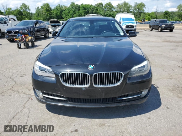 2013 BMW 5 Series 528i xDrive z VIN WBAXH5C54DDW15724, wystawiony jako Copart lot #64254645 z przebiegiem 91 958 mil mil oraz Czysty tytuł • Clean title. Historia ofert i sprzedaży dostępna na DreamBid. Obrazek 5.