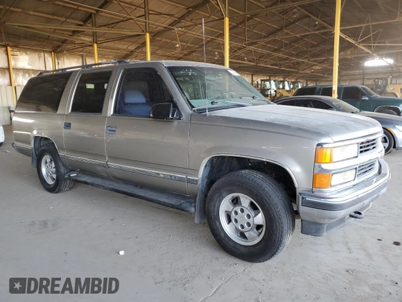 1999 Chevrolet Suburban z VIN 3GNFK16R3XG217135, wystawiony jako Copart lot #57158455 z przebiegiem 200 002 mil mil oraz Czysty tytuł • Clean title. Historia ofert i sprzedaży dostępna na DreamBid. Obrazek 4.