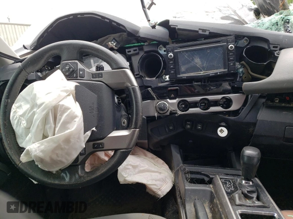 2018 Toyota Tacoma SR z VIN 5TFCZ5AN8JX143068, wystawiony jako Copart lot #58862394 z przebiegiem Nie podano mil oraz Nie do naprawy • Non repairable. Historia ofert i sprzedaży dostępna na DreamBid. Obrazek 8.