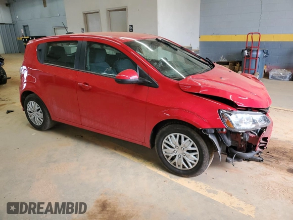 2020 Chevrolet Sonic LT z VIN 1G1JG6SB6L4123809, wystawiony jako Copart lot #42010805 z przebiegiem 40 249 mil mil oraz Szkody całkowita. Historia ofert i sprzedaży dostępna na DreamBid. Obrazek 4.