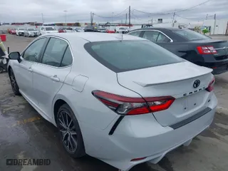 2022 Toyota Camry SE with VIN 4T1G11AK8NU061089, listed as a IAAI auction lot 41765774 with 33,024 mi miles. Bid and sale history available at carsss.com. Image 3.