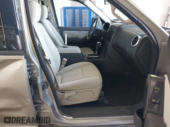 2008 Ford Explorer XLT z VIN 1FMEU73898UB09934, wystawiony jako IAAI lot #42560438 z przebiegiem 106 359 mil mil oraz . Historia ofert i sprzedaży dostępna na DreamBid. Obrazek 5.