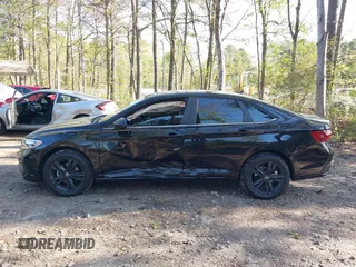 2024 Volkswagen Jetta SE z VIN 3VW7M7BU4RM033506, wystawiony jako IAAI lot #41994422 z przebiegiem 15 066 mil mil oraz . Historia ofert i sprzedaży dostępna na DreamBid. Obrazek 14.