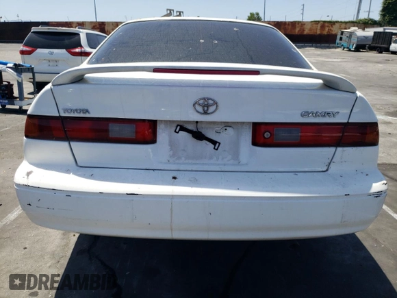 1997 Toyota Camry LE z VIN 4T1BG22K1VU780603, wystawiony jako Copart lot #56991075 z przebiegiem 136 511 mil mil oraz Czysty tytuł • Clean title. Historia ofert i sprzedaży dostępna na DreamBid. Obrazek 6.
