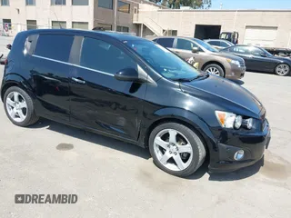 2012 Chevrolet Sonic LTZ z VIN 1G1JE6SH1C4139930, wystawiony jako IAAI lot #42159360 z przebiegiem 107 931 mil mil oraz . Historia ofert i sprzedaży dostępna na DreamBid. Obrazek 1.