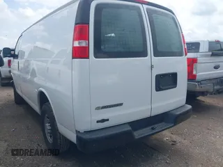 2020 Chevrolet Express Cargo z VIN 1GCWGAFP3L1240299, wystawiony jako IAAI lot #42522748 z przebiegiem 129 759 mil mil oraz . Historia ofert i sprzedaży dostępna na DreamBid. Obrazek 3.