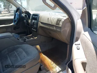 2005 Ford Explorer XLS z VIN 1FMZU62K85UA25172, wystawiony jako IAAI lot #42632323 z przebiegiem 360 978 mil mil oraz . Historia ofert i sprzedaży dostępna na DreamBid. Obrazek 5.