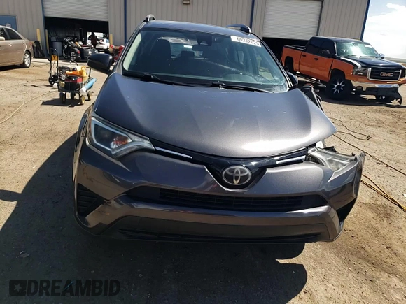 2017 Toyota RAV4 LE z VIN JTMBFREV0HJ703801, wystawiony jako Copart lot #60272025 z przebiegiem 73 370 mil mil oraz Szkoda całkowita • Salvage title. Historia ofert i sprzedaży dostępna na DreamBid. Obrazek 14.