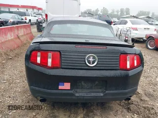 2011 Ford Mustang V6 z VIN 1ZVBP8EM7B5139351, wystawiony jako IAAI lot #42471805 z przebiegiem 80 513 mil mil oraz . Historia ofert i sprzedaży dostępna na DreamBid. Obrazek 16.