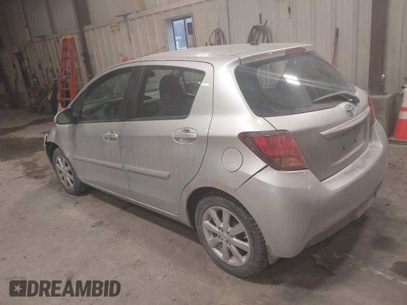 2016 Toyota Yaris L z VIN VNKKTUD32GA066699, wystawiony jako IAAI lot #41387987 z przebiegiem 76 595 mil mil oraz . Historia ofert i sprzedaży dostępna na DreamBid. Obrazek 3.