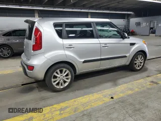 2013 Kia Soul + z VIN KNDJT2A65D7564122, wystawiony jako Copart lot #55811785 z przebiegiem 89 887 mil mil oraz Szkoda całkowita • Salvage title. Historia ofert i sprzedaży dostępna na DreamBid. Obrazek 3.