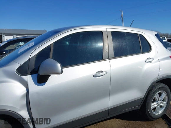 2019 Chevrolet Trax LS with VIN 3GNCJNSB5KL196519, listed as a IAAI auction lot 41686357 with 117,162 mi miles. Bid and sale history available at carsss.com. Image 15.