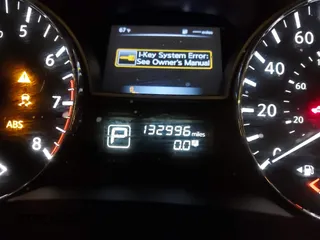 2015 Nissan Pathfinder SV z VIN 5N1AR2MM9FC632565, wystawiony jako IAAI lot #42250526 z przebiegiem 132 996 mil mil oraz . Historia ofert i sprzedaży dostępna na DreamBid. Obrazek 7.