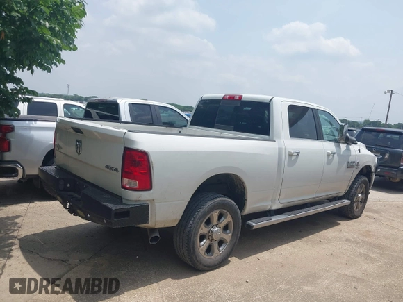 2018 Ram 2500 Big Horn z VIN 3C6UR5DL8JG341532, wystawiony jako IAAI lot #42259456 z przebiegiem 184 762 mil mil oraz . Historia ofert i sprzedaży dostępna na DreamBid. Obrazek 4.