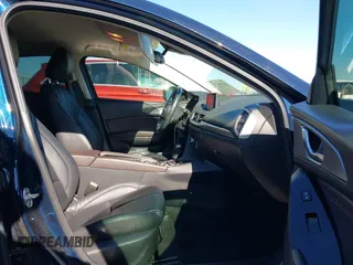 2018 Mazda 3 Touring z VIN 3MZBN1L36JM238646, wystawiony jako IAAI lot #41376772 z przebiegiem 97 261 mil mil oraz . Historia ofert i sprzedaży dostępna na DreamBid. Obrazek 5.