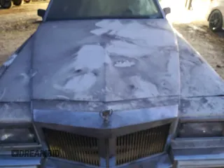 1983 Cadillac Fleetwood z VIN 1G6AB6985D9118799, wystawiony jako Copart lot #45713295 z przebiegiem 5 795 mil mil oraz Czysty tytuł • Clean title. Historia ofert i sprzedaży dostępna na DreamBid. Obrazek 11.