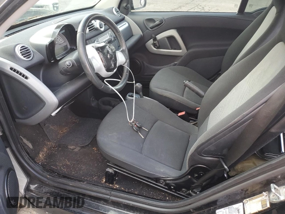 2013 Smart fortwo Pure z VIN WMEEJ3BA6DK653471, wystawiony jako Copart lot #51864365 z przebiegiem 129 778 mil mil oraz Tytuł czysty. Historia ofert i sprzedaży dostępna na DreamBid. Obrazek 7.