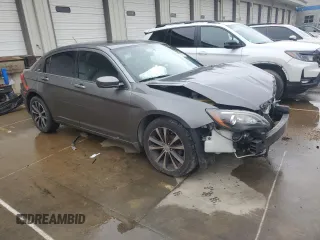 2012 Chrysler 200 Touring z VIN 1C3CCBBG3CN296962, wystawiony jako Copart lot #57275335 z przebiegiem 151 466 mil mil oraz Szkoda całkowita • Salvage title. Historia ofert i sprzedaży dostępna na DreamBid. Obrazek 4.