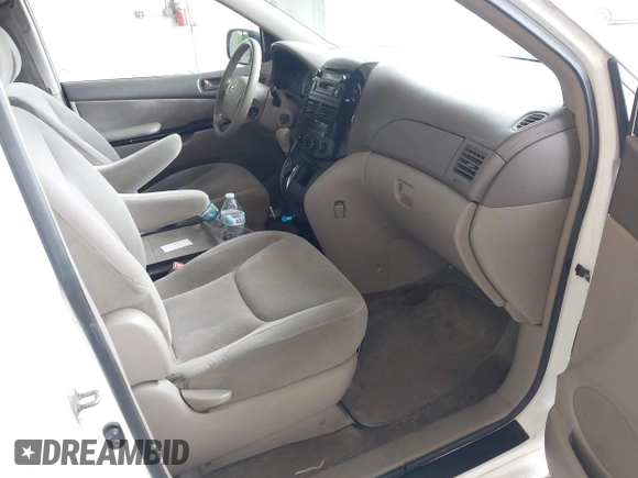 2005 Toyota Sienna CE z VIN 5TDZA23C45S247631, wystawiony jako IAAI lot #42380951 z przebiegiem 256 517 mil mil oraz . Historia ofert i sprzedaży dostępna na DreamBid. Obrazek 5.