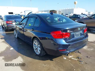 2016 BMW 3 Series 320i xDrive z VIN WBA8E5G56GNT41786, wystawiony jako IAAI lot #41164610 z przebiegiem 57 853 mil mil oraz . Historia ofert i sprzedaży dostępna na DreamBid. Obrazek 3.