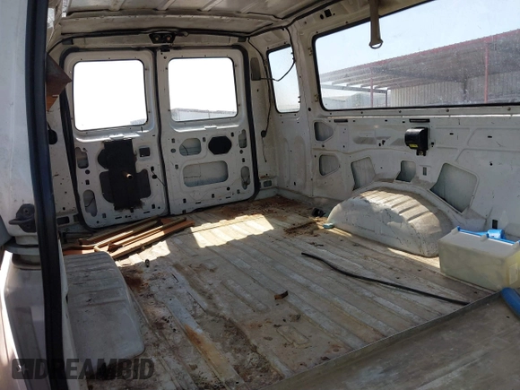 2004 Ford Econoline Passenger XL z VIN 1FBSS31S44HB21002, wystawiony jako IAAI lot #41805318 z przebiegiem 235 045 mil mil oraz . Historia ofert i sprzedaży dostępna na DreamBid. Obrazek 8.