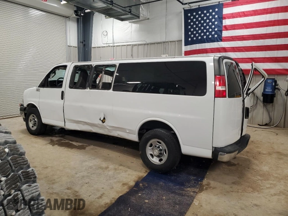 2017 Chevrolet Express Passenger LT z VIN 1GAZGPFG2H1340071, wystawiony jako Copart lot #48771005 z przebiegiem 131 966 mil mil oraz Szkoda całkowita • Salvage title. Historia ofert i sprzedaży dostępna na DreamBid. Obrazek 2.