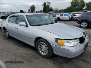 2002 Lincoln Town Car Signature z VIN 1LNHM82W52Y661319, wystawiony jako Copart lot #47887325 z przebiegiem 88 713 mil mil oraz Szkoda całkowita • Salvage title. Historia ofert i sprzedaży dostępna na DreamBid. Obrazek 4.