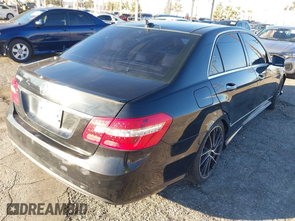2013 Mercedes-Benz E 550 Sport z VIN WDDHF9BBXDA716236, wystawiony jako IAAI lot #41411124 z przebiegiem 159 401 mil mil oraz . Historia ofert i sprzedaży dostępna na DreamBid. Obrazek 4.