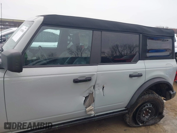 2023 Ford Bronco z VIN 1FMDE5BH4PLB16762, wystawiony jako IAAI lot #41918584 z przebiegiem 32 527 mil mil oraz . Historia ofert i sprzedaży dostępna na DreamBid. Obrazek 14.