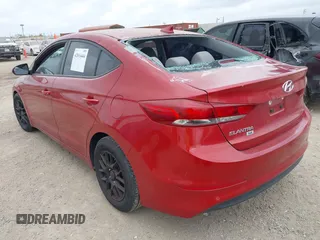 2017 Hyundai Elantra SE z VIN 5NPD74LF8HH209490, wystawiony jako IAAI lot #42016444 z przebiegiem 80 923 mil mil oraz . Historia ofert i sprzedaży dostępna na DreamBid. Obrazek 3.
