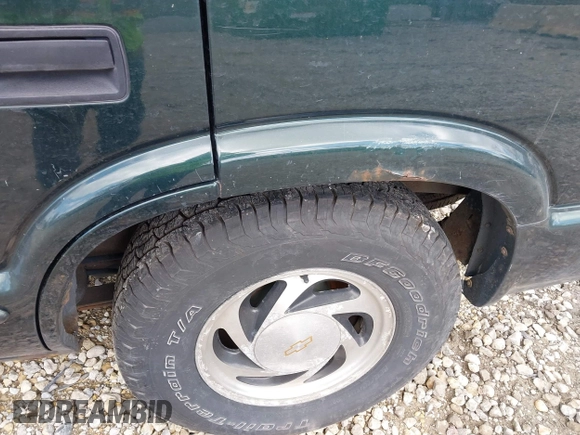 2003 Chevrolet Blazer LS z VIN 1GNDT13X93K177170, wystawiony jako IAAI lot #41839837 z przebiegiem 148 555 mil mil oraz . Historia ofert i sprzedaży dostępna na DreamBid. Obrazek 14.