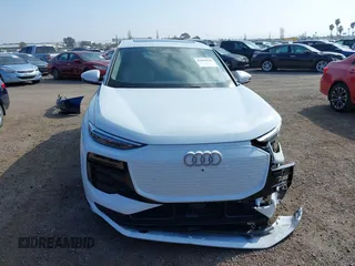 2025 Audi Q6 e-tron Premium Plus z VIN WA124BGFXSA019441, wystawiony jako IAAI lot #41838548 z przebiegiem 138 mil mil oraz . Historia ofert i sprzedaży dostępna na DreamBid. Obrazek 13.