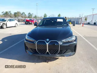 2024 BMW i4 xDrive40 z VIN WBY83FB05RFS69775, wystawiony jako IAAI lot #42079067 z przebiegiem 4 607 mil mil oraz . Historia ofert i sprzedaży dostępna na DreamBid. Obrazek 12.