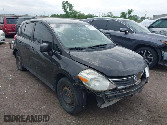 2011 Nissan Versa S z VIN 3N1BC1CPXBL367494, wystawiony jako IAAI lot #42139373 z przebiegiem 151 019 mil mil oraz . Historia ofert i sprzedaży dostępna na DreamBid. Obrazek 1.