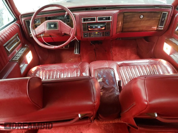 1988 Cadillac Brougham z VIN 1G6DW51Y2JR766782, wystawiony jako Copart lot #83797924 z przebiegiem 63 601 mil mil oraz Szkody całkowita. Historia ofert i sprzedaży dostępna na DreamBid. Obrazek 8.